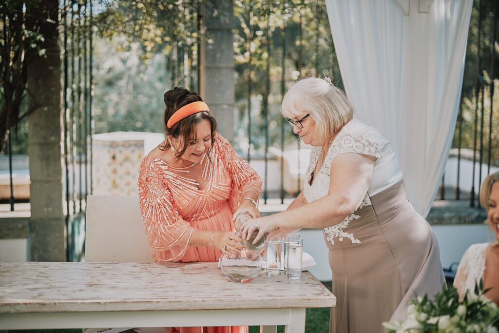 Wedding couple´s mums lightening a candle