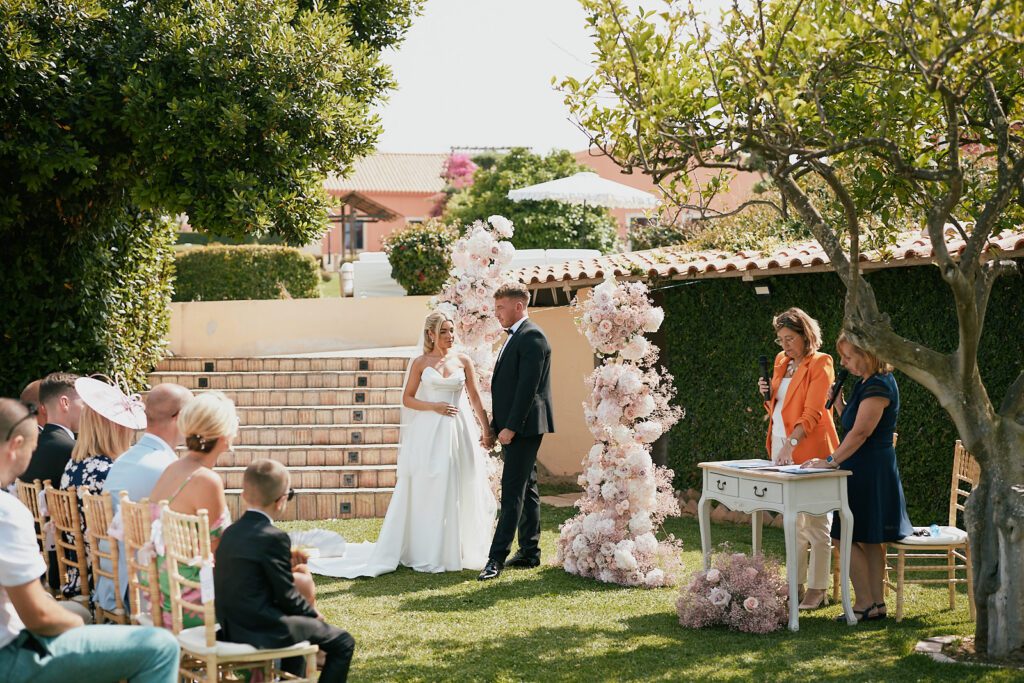 Algarve wedding ceremony in Solar do Paco photographed by the best Algarve photographers Maria & Sandy