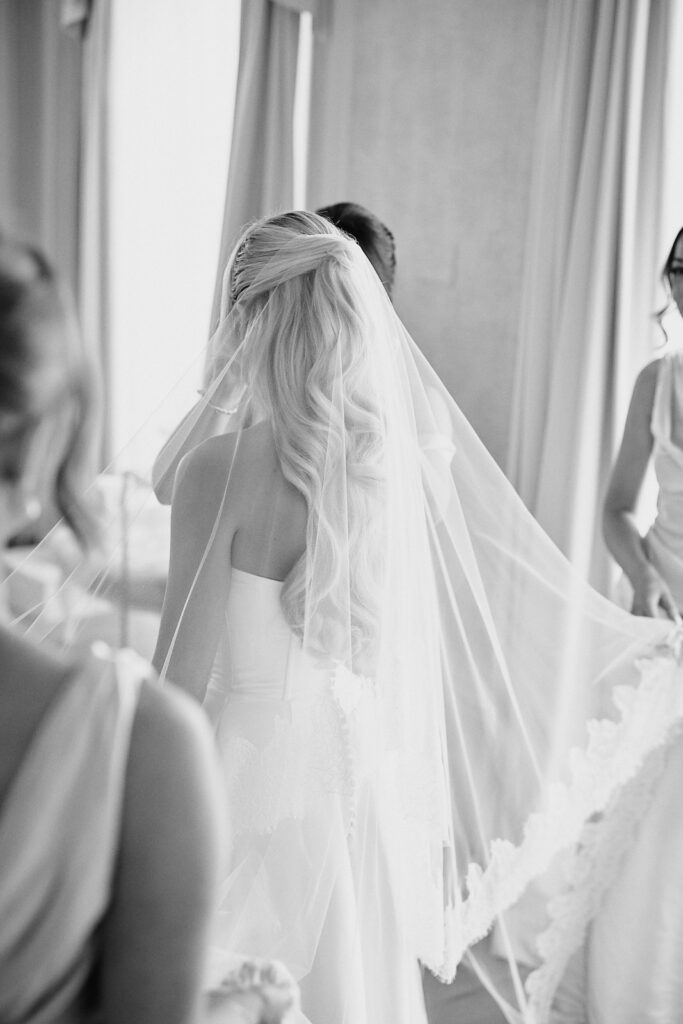 Bridal preparation in Solar do Paco photographed by Algarve wedding photographer Maria & Sandy