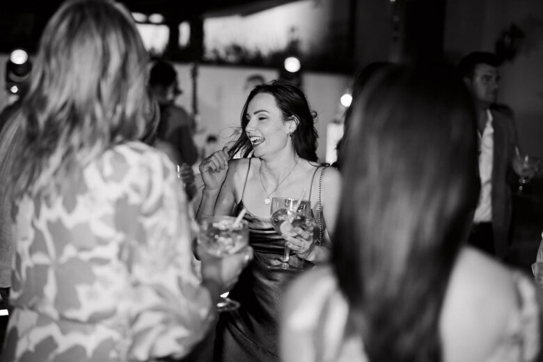 Gäste feiern während einer Hochzeitsfeier an der Algarve