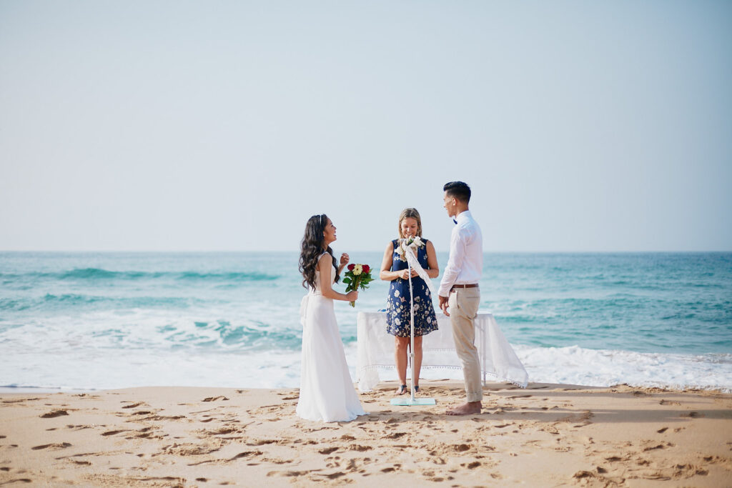 Brautpaar bei einer intimen Hochzeit zu zweit an den Klippen der Algarve in Portugal