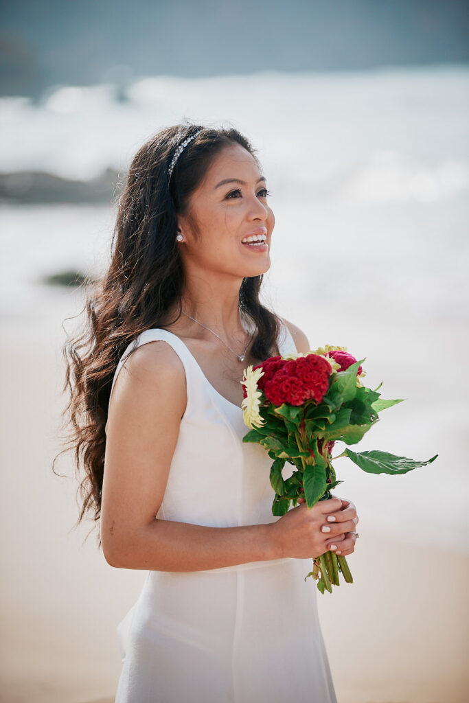Brautpaar bei einer Hochzeit zu zweit an der Algarve mit Blick auf den Atlantik