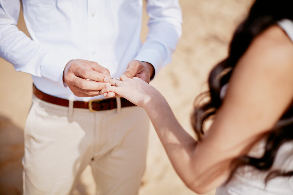 Brautpaar bei einer intimen Hochzeit zu zweit am Meer an der Algarve in Portugal