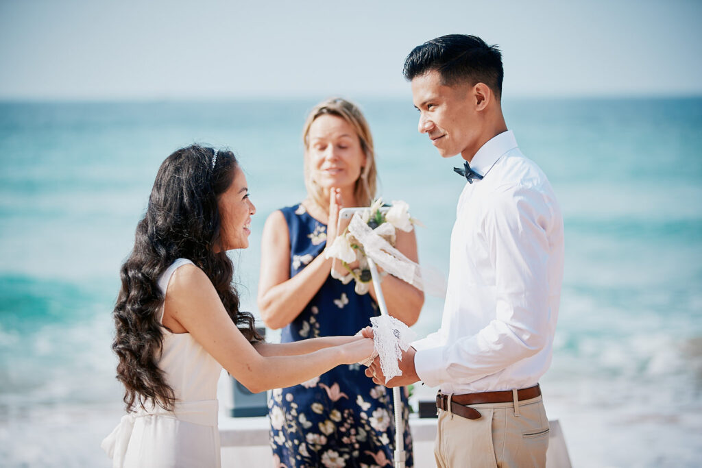 Brautpaar bei einer persönlichen Hochzeit zu zweit an der Algarve in Portugal