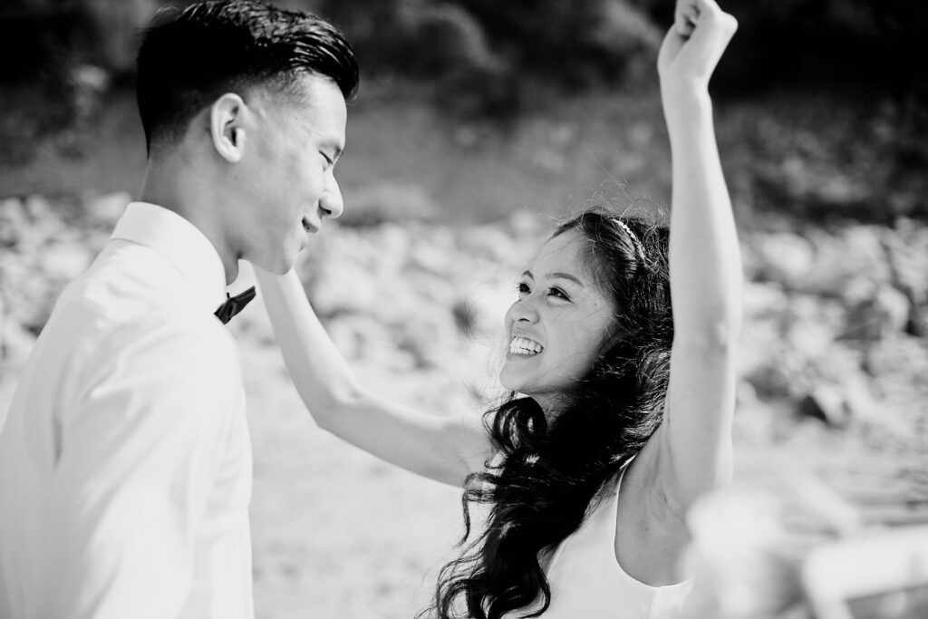 Brautpaar bei einer Hochzeit zu zweit an der Algarve mit ruhiger Küstenkulisse in Portugal