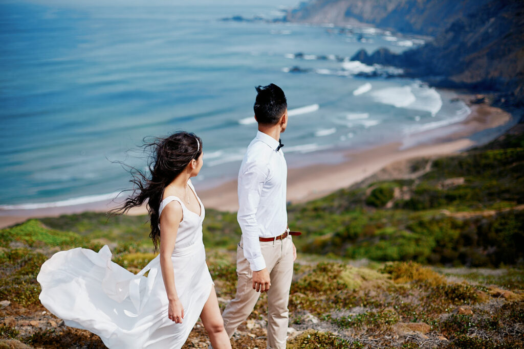Brautpaar bei einer Hochzeit zu zweit an der Algarve auf den Klippen über dem Atlantik