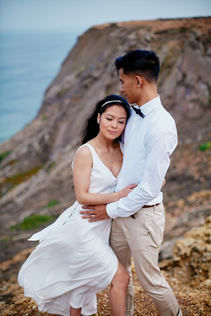 Brautpaar bei einer Hochzeit zu zweit an der Algarve in einer natürlichen und entspannten Atmosphäre