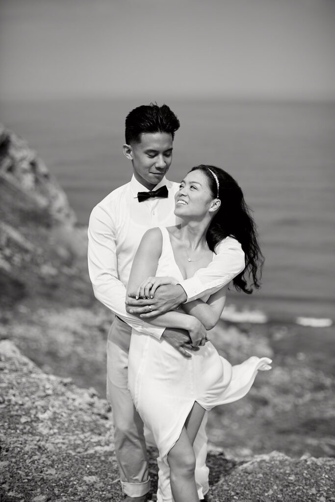 Schwarzweißaufnahme eines Brautpaares bei einer Hochzeit zu zweit an der Algarve in Portugal