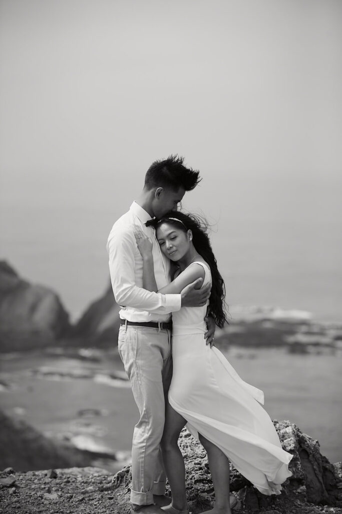 Brautpaar bei einer Hochzeit zu zweit an der Algarve in Portugal in ruhiger und natürlicher Atmosphäre