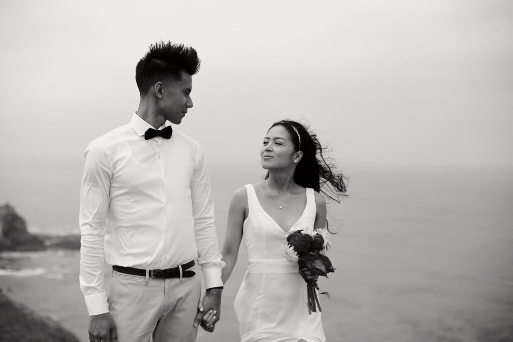 Brautpaar bei einer Hochzeit zu zweit an der Algarve in Portugal in stiller Küstenlandschaft