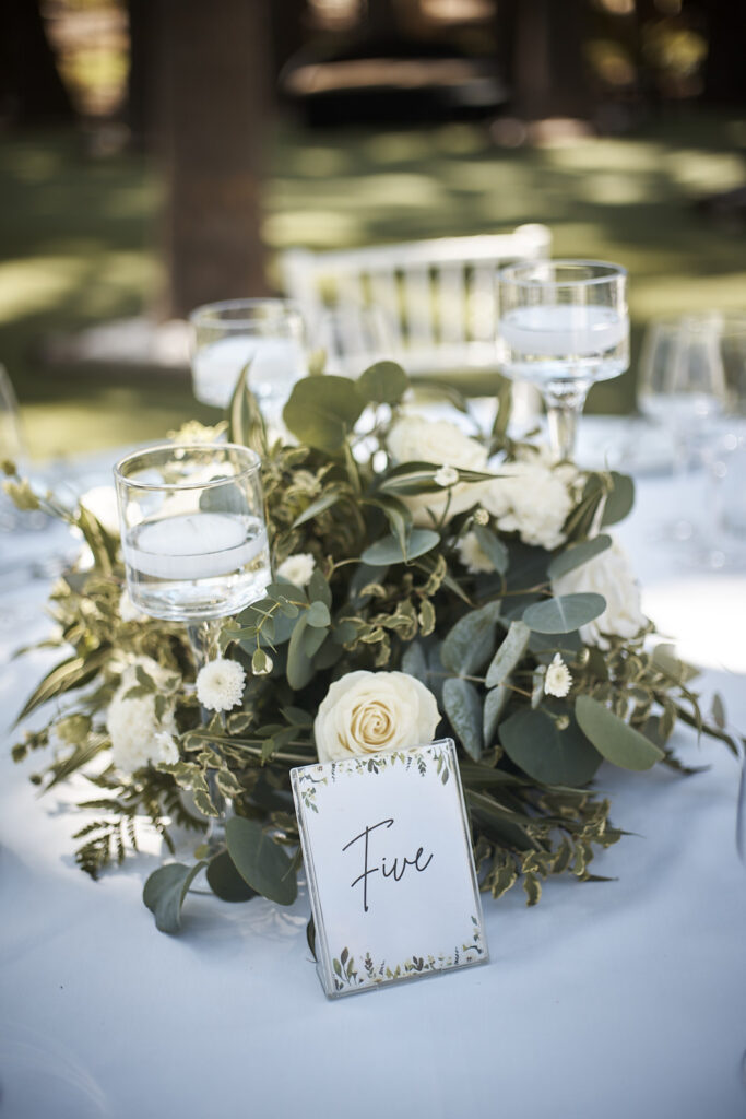 Tischdekoration mit Blumen und Tischnummer bei der Hochzeitsfeier im Vidamar Resort Algarve
