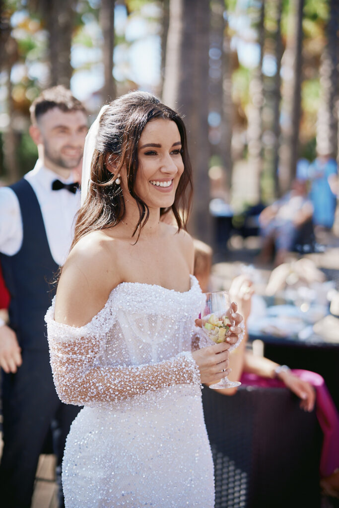 Braut mit Getränk während der Hochzeitsfeier im Vidamar Resort Algarve