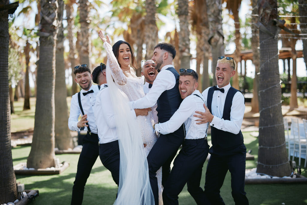 Brautpaar mit Groomsmen bei der Hochzeitsfeier im Vidamar Resort Algarve unter Palmen