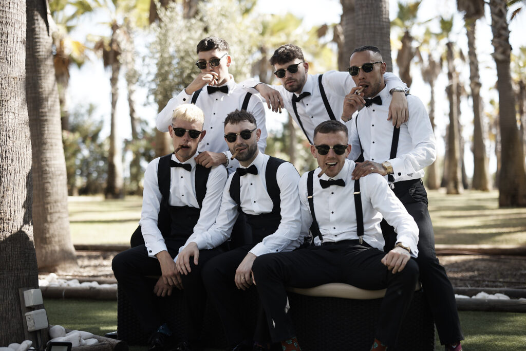 Groomsmen des Bräutigams mit Sonnenbrillen im Vidamar Resort Algarve