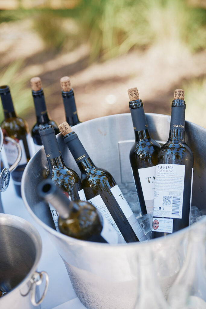 Weinflaschen in einem Eiskübel bei der Hochzeitsfeier im Vidamar Resort Algarve