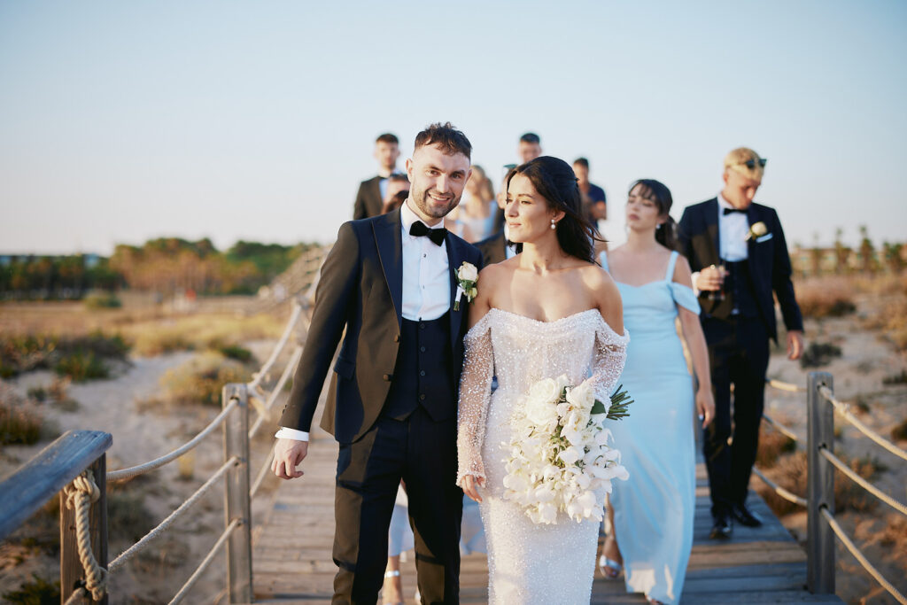 Brautpaar mit Brautjungfern und Groomsmen auf einem Holzsteg im Vidamar Resort Algarve