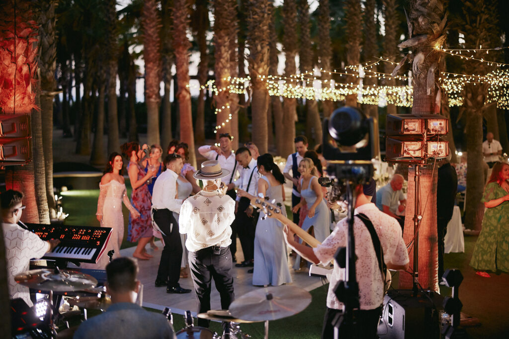 Hochzeitsgäste tanzen am Abend vor einer Live-Band im Vidamar Resort Algarve
