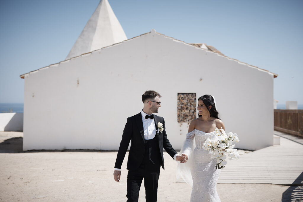 Brautpaar vor der Kapelle von Senhora da Rocha an der Algarve auf dem Weg zum Paarshooting
