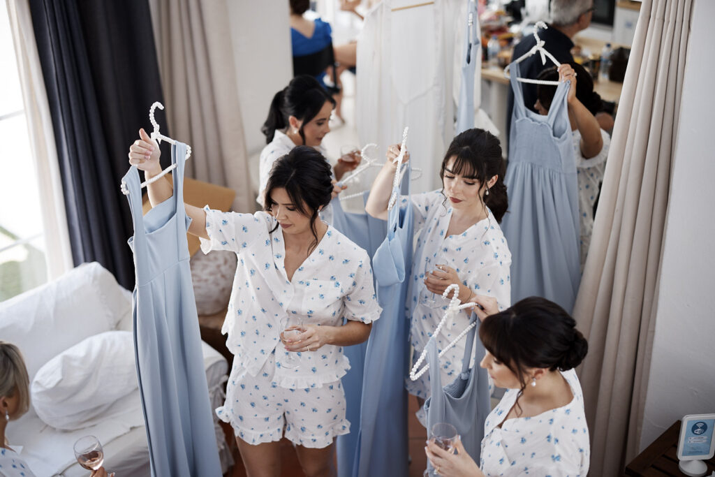 Brautjungfern bereiten sich am Hochzeitsmorgen in Senhora da Rocha an der Algarve gemeinsam vor