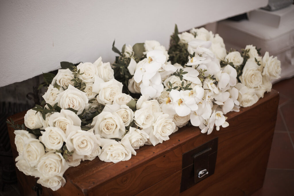 Weiße Hochzeitsblumen mit Rosen und Orchideen vor der Hochzeit in Senhora da Rocha an der Algarve.