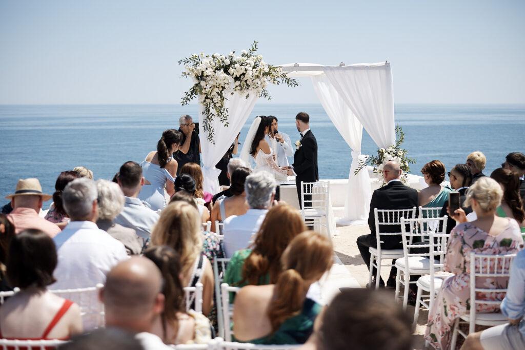 Freie Trauung bei Senhora da Rocha an der Algarve mit Brautpaar, Traurednerin und Gästen vor dem Meer