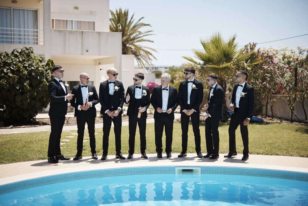 Bräutigam mit Gästen am Pool vor der Trauung bei einer Hochzeit in Senhora da Rocha an der Algarve
