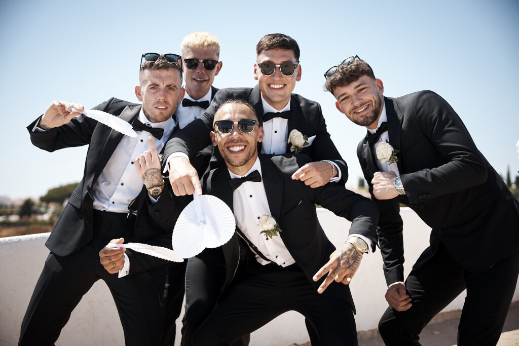 Groomsmen des Bräutigams bei der Hochzeit in Senhora da Rocha an der Algarve