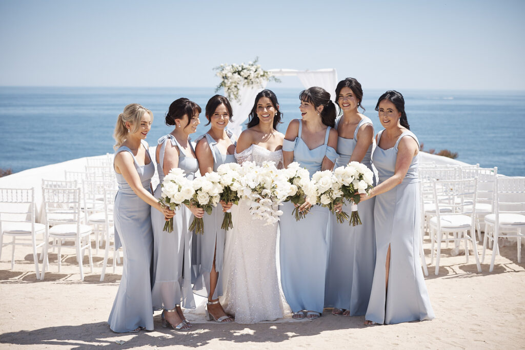 Braut mit ihren Brautjungfern und weißen Blumensträußen nach der Trauung in Senhora da Rocha an der Algarve