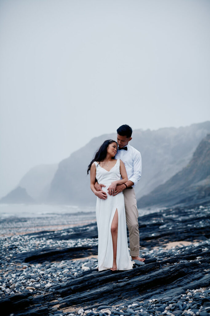Brautpaar am Strand von Vale dos Homens bei einer Hochzeit zu zweit in Portugal