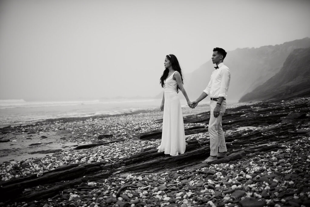 Paarshooting am Strand bei einer Hochzeit zu zweit