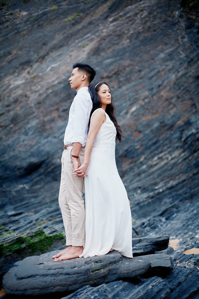 Brautpaar bei einer Hochzeit zu zweit am Strand in Portugal mit Blick auf Meer und Küste