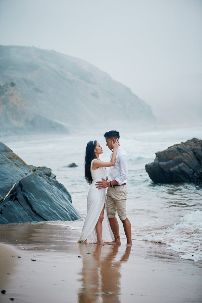 Brautpaar bei einer Hochzeit zu zweit am Strand in Portugal in ruhiger und natürlicher Atmosphäre
