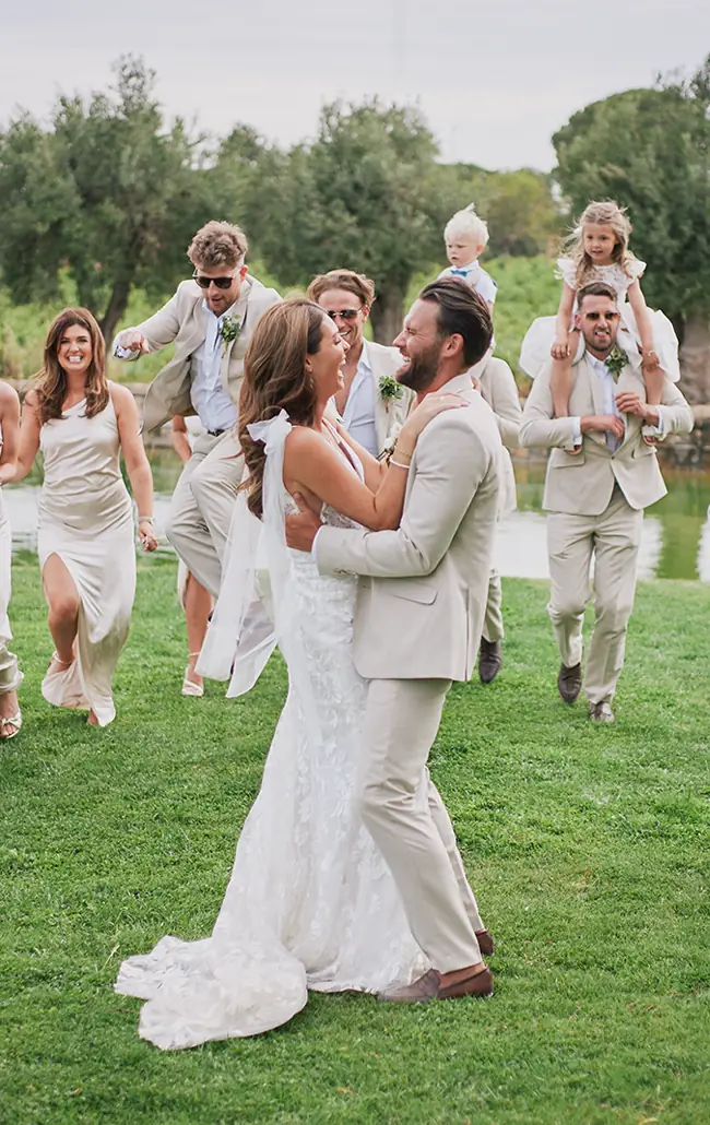 Dokumentarische Hochzeitsfotografie an der Algarve – Brautpaar während der Feier im Freien