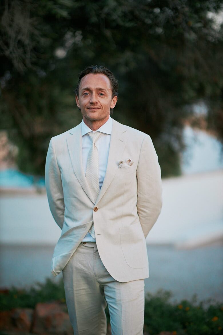 Bräutigam Portrait während einer Hochzeit an der Algarve in Portugal