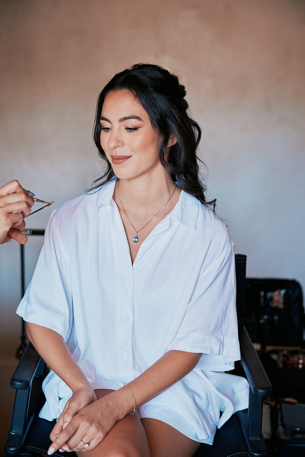 Braut während der Vorbereitung am Hochzeitsmorgen an der Algarve in Portugal