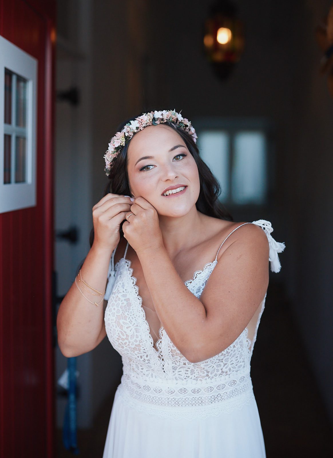 Braut bereitet sich auf ihre Strandhochzeit an der Algarve vor und legt Ohrringe an
