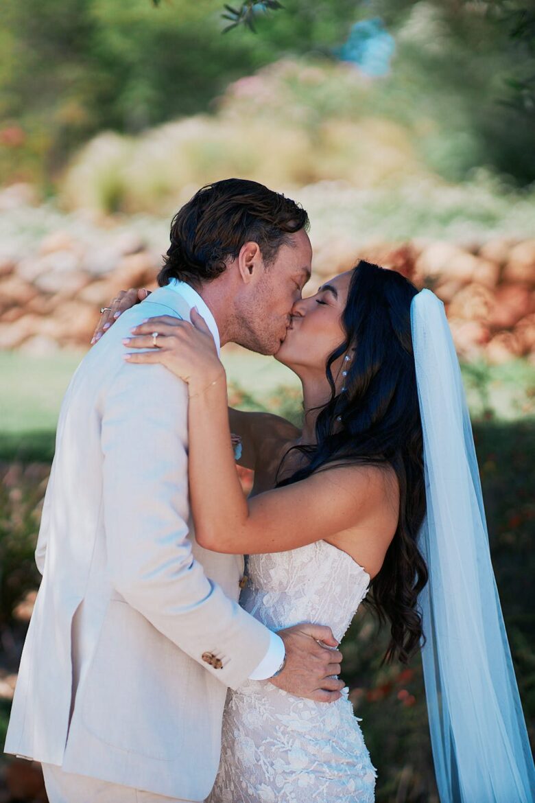 Brautpaar küsst sich während einer Hochzeit an der Algarve in Portugal