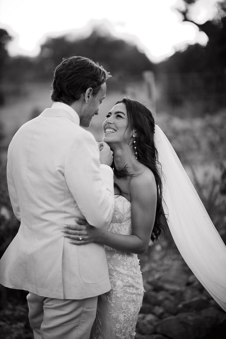 Romantisches schwarzweisses Brautpaarportrait während einer Hochzeit an der Algarve