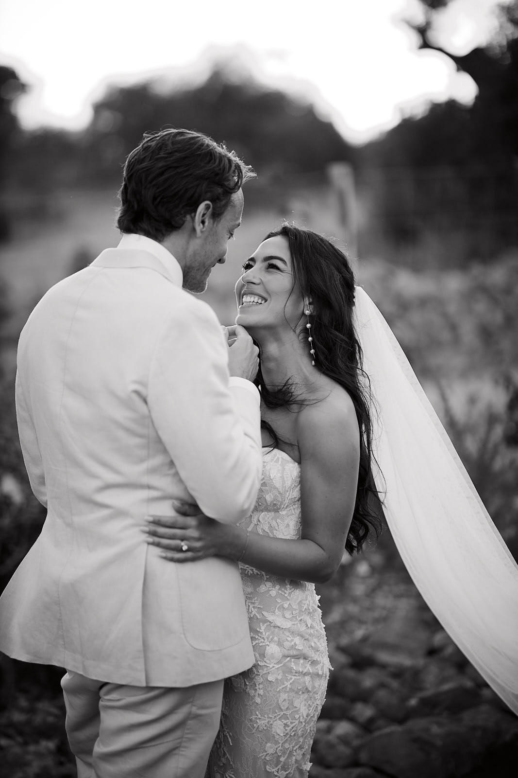 Romantisches schwarzweisses Brautpaarportrait während einer Hochzeit an der Algarve