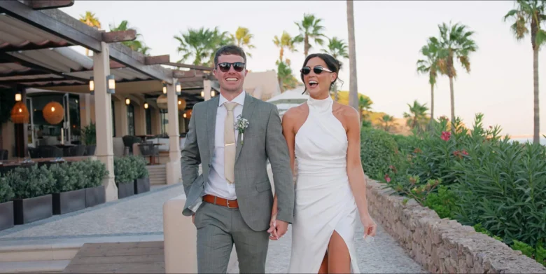 Brautpaar mit Sonnenbrillen spaziert durch das Grande Real Santa Eulália an der Algarve