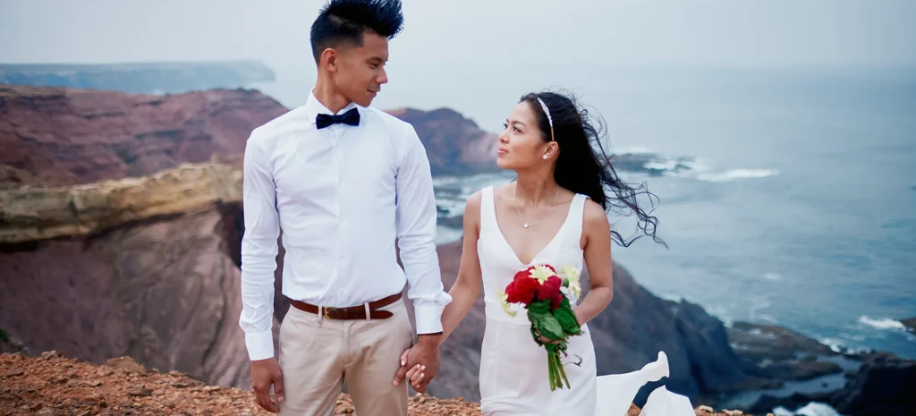 Brautpaar bei einer Hochzeit zu zweit auf den Klippen der Algarve in Portugal