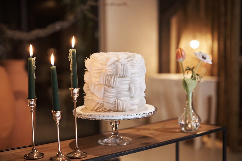 Hochzeitstorte mit Kerzen auf einem Tisch bei der Abendfeier im Arvad in der Algarve