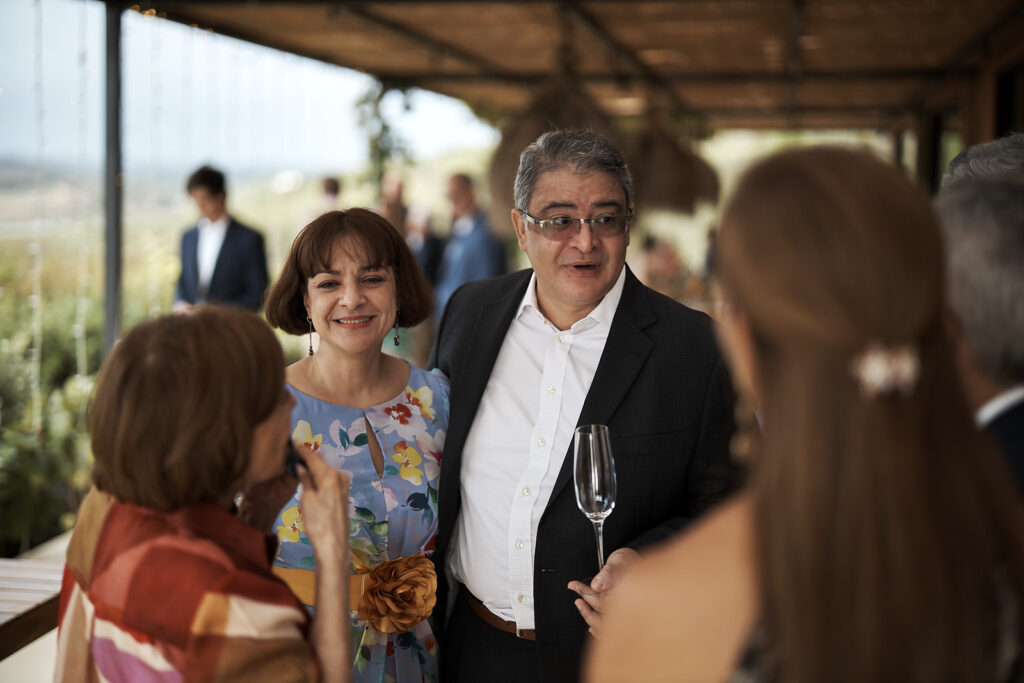 Hochzeitsgäste unterhalten sich beim Empfang im Arvad in der Algarve