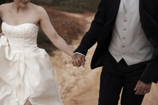 Nahaufnahme der Hände des Brautpaares bei einem Spaziergang auf dem Weingut Arvad in der Algarve