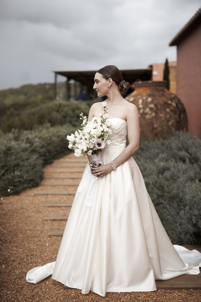 Schwarzweiss-Porträt der Braut mit Brautstrauss auf dem Weingut Arvad in der Algarve