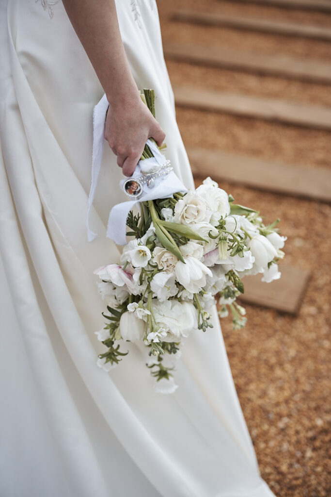 Detailaufnahme des Brautstrausses in der Hand der Braut auf dem Weingut Arvad in der Algarve