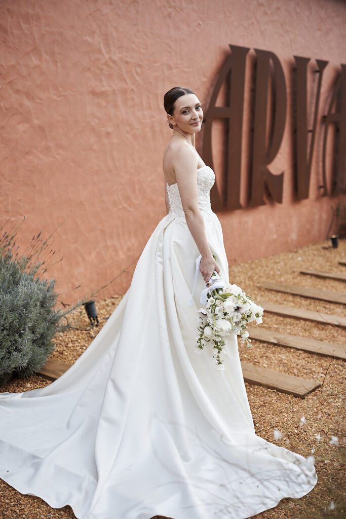 Brautporträt mit Brautstrauss vor der Arvad Wand auf dem Weingut in der Algarve