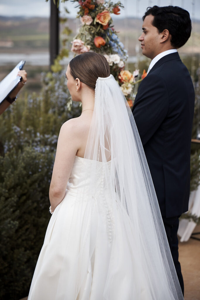 Zeitlose Schwarz-Weiß-Aufnahme des Brautpaars während der freien Trauung auf dem Weingut Arvad in der Algarve. Die seitliche Perspektive und die reduzierte Bildsprache betonen die ruhige Eleganz und den emotionalen Charakter des Zeremoniemoments.