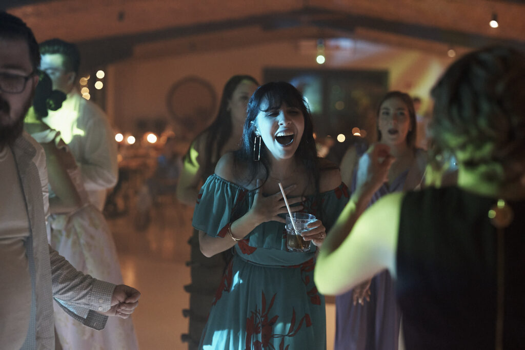 Hochzeitsgast lacht und tanzt während der Abendfeier im Arvad in der Algarve