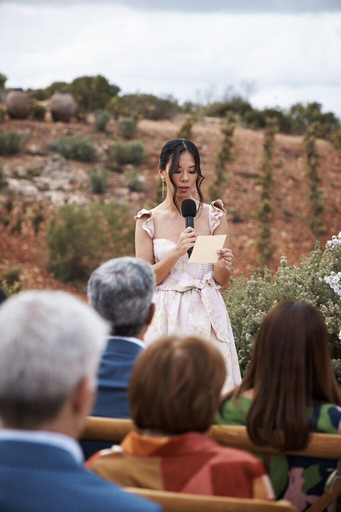 Trauzeugin hält eine emotionale Rede während der freien Trauung auf dem Weingut Arvad in der Algarve